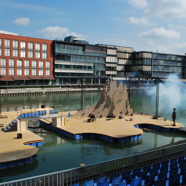 schwimmende Theaterbühne im Stadthafen Münster für das Wolfgang-Borchert-Theater